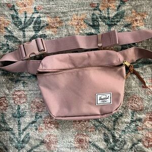 Herschel hip pack in ash rose